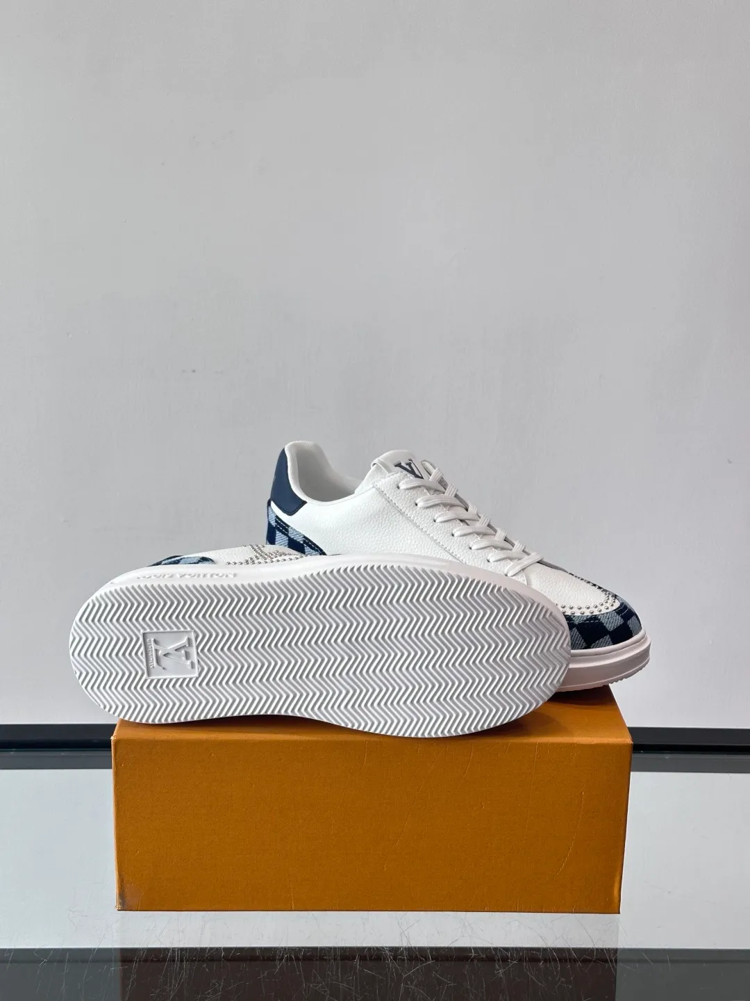 Men's shoes 💰p400 "＊OUIS ＊UITTO＊" new men's casual shoes, made of cowhide material, breathable and comfortable! The upper has the classic LV logo, and the sole is made of T men's shoes 💰pU material, which is wear-resistant and has strong grip. The blue and white color scheme + checkerboard details are fresh and have a street feel. It is very suitable for spring and summer. It can be easily used for daily commuting and leisure. It is very fashionable to wear with shorts, T-shirts or jeans. It is both fashionable and practical. size：38-44